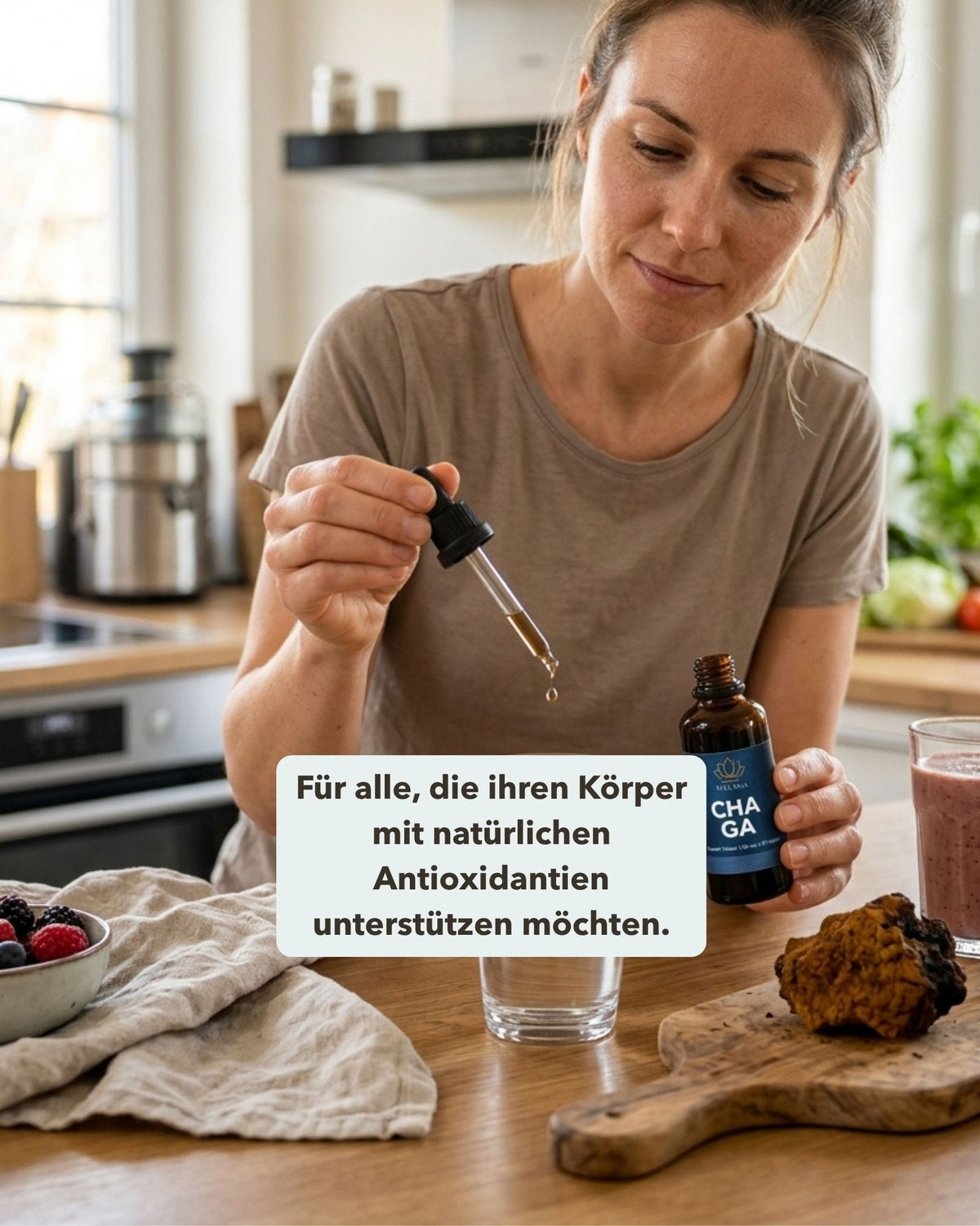 Frau in Küche mit Chaga Flasche und Pipette in der Hand. Textoverlay 'Für alle, die ihren Körper mit natürlichen Antioxidantien unterstützen möchten'