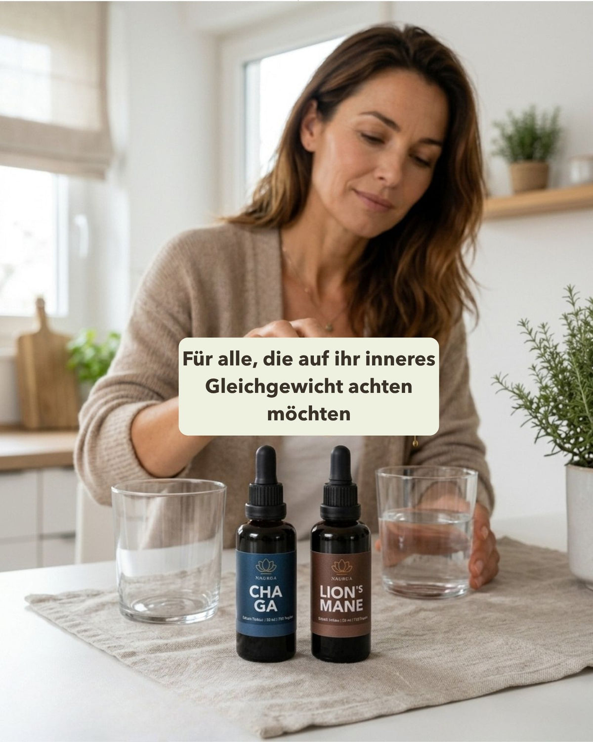 Frau am Tisch mit Chaga und Lions Mane Extrakt Flasche. Overlay 'Für alle, die auf ihr inneres Gleichgewicht achten möchten'