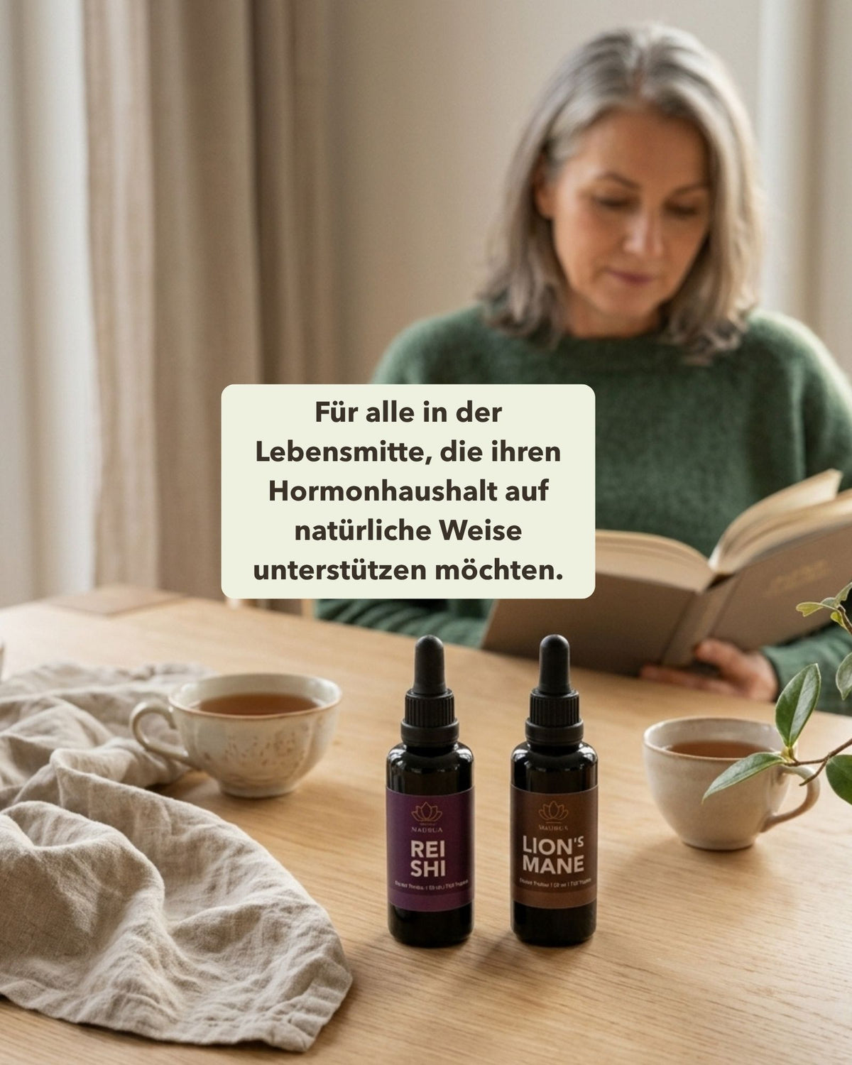 Frau am Tisch mit Buch in der Hand. Vorne Lions Mane und Reishi Flasche. Textoverlay 'Für alle in der Lebensmitte, die ihren Hormonhaushalt auf natürliche Weise unterstützen möchten.'