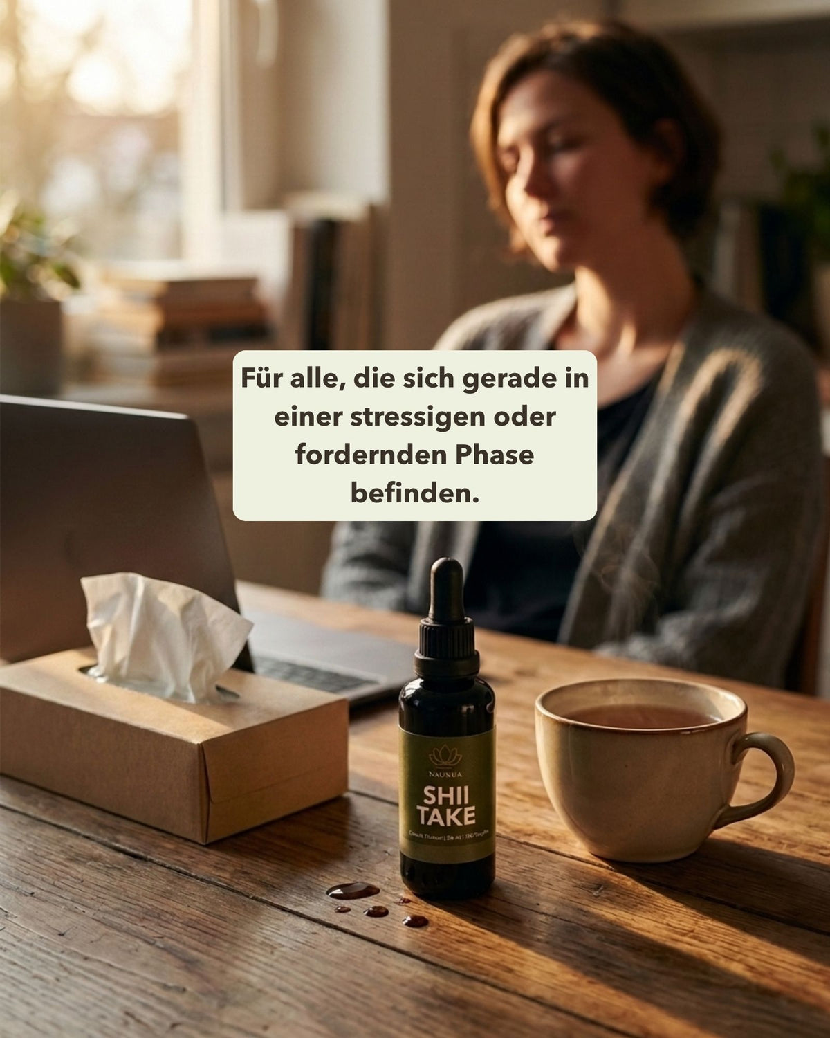 Frau am Laptop, Taschentuchbox und Shiitake auf Tisch. Overlay 'Für alle, die sich gerade in einer stressigen oder fordernden Phase befinden'