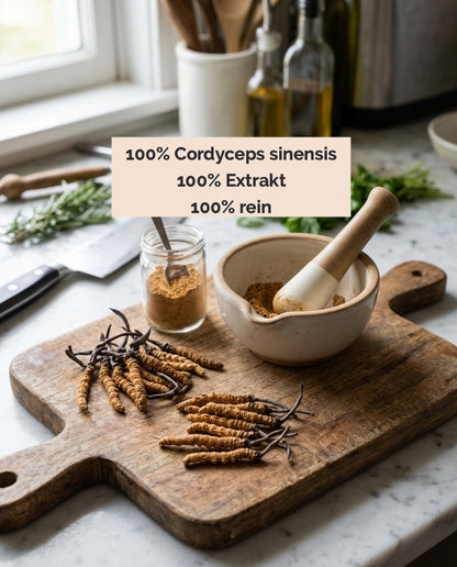 Cordyceps auf dem Küchenbrett und gemahlen in einer Schale. «100% Cordyceps sinensis, 100% Extrakt, 100% pur.»