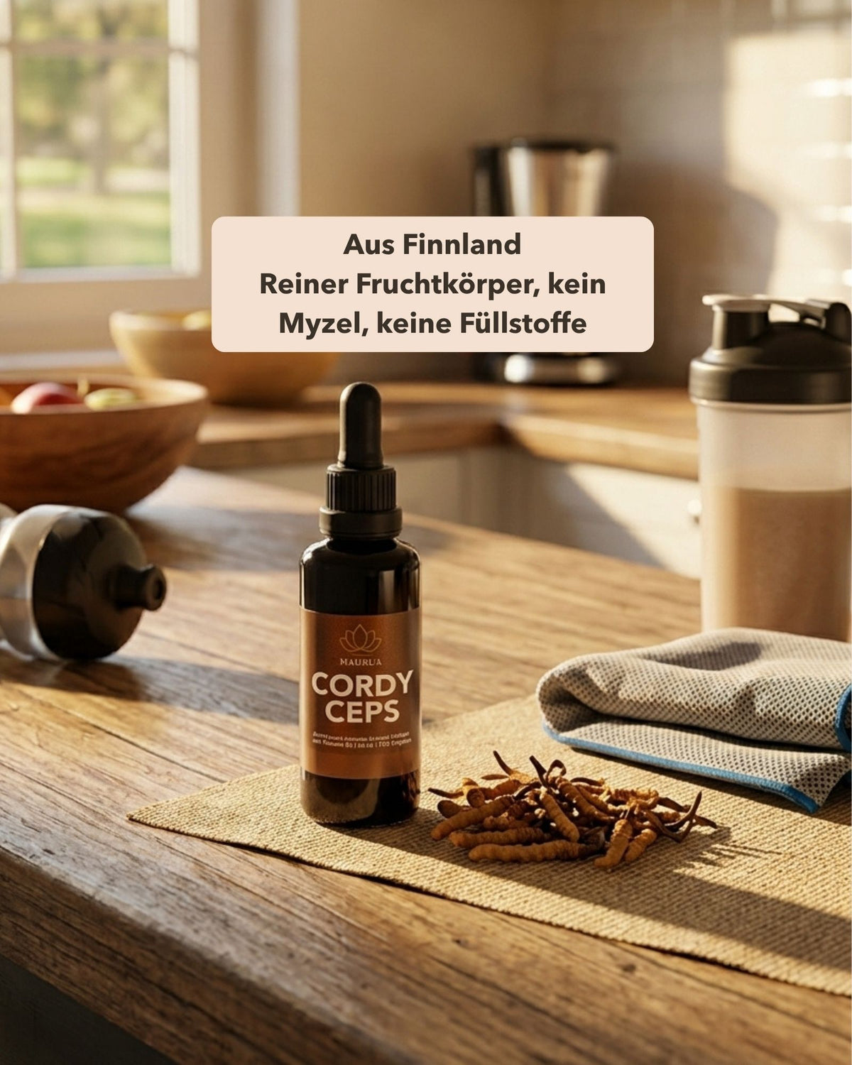 Cordyceps Extrakt Tinktur auf Holztisch, getrockneter Cordyceps daneben, sportliche Umgebung. 'Aus Finnland, Reinier Fruchtkörper, kein Myzel, keine Füllstoffe'