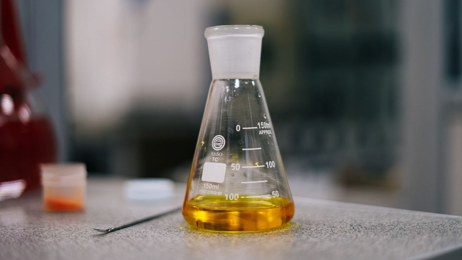 Reagenzglas mit Vitalpilzlüssigkeit drin in einem Labor