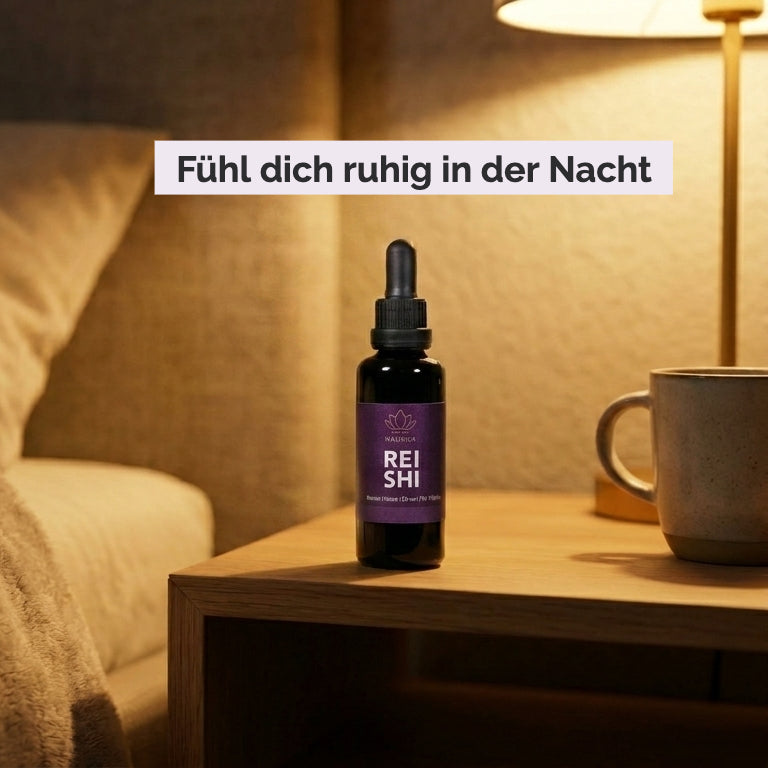 Reishi Extrakt Tinktur Flasche auf einem Nachttisch. «Fühl dich ruhiger in der Nacht»