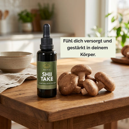 Shiitake Extrakt Tinktur auf einem Küchentisch, daneben frischer Shiitake. «Fühl dich versorgt und gestärkt in deinem Körper.»