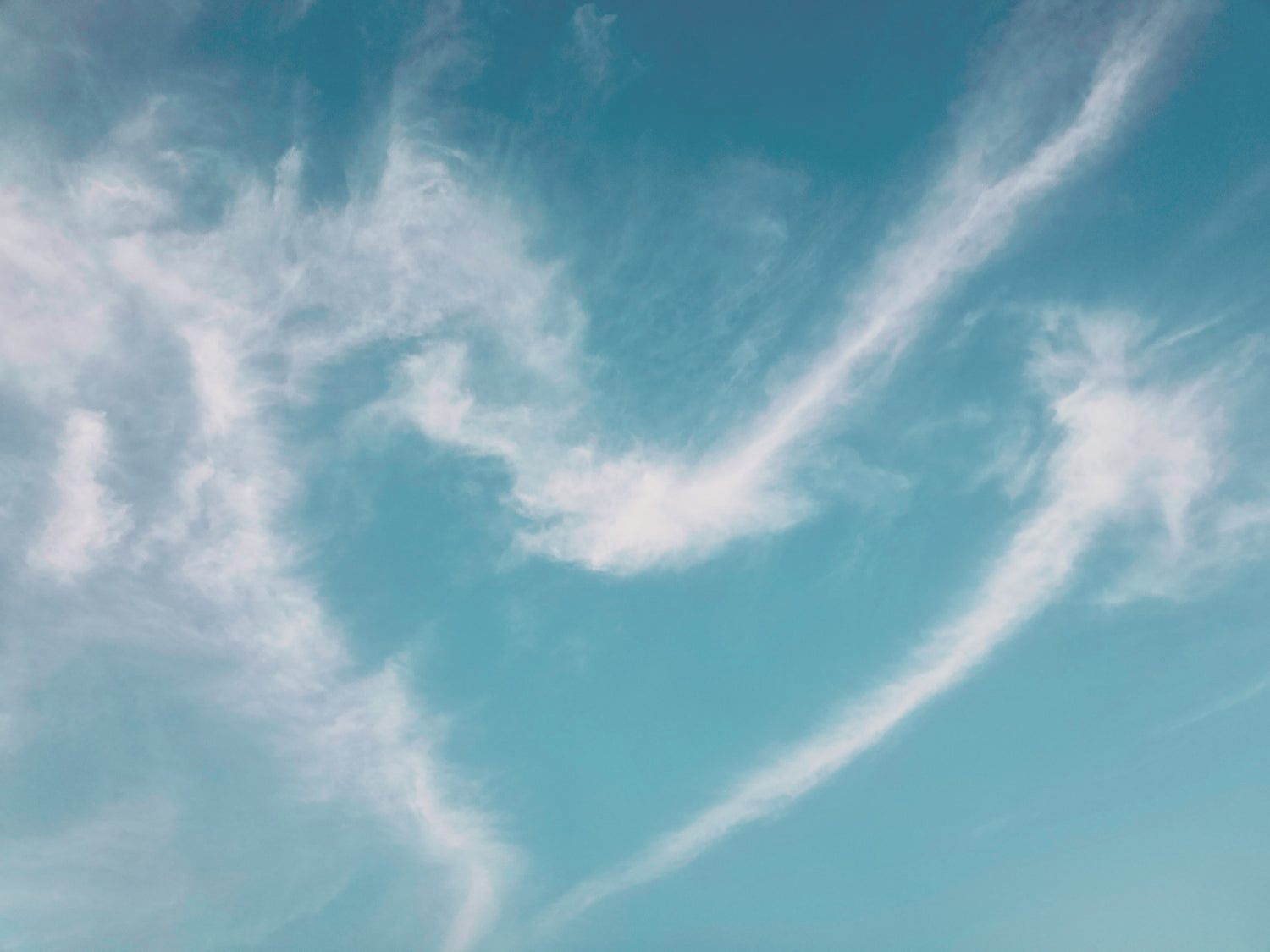 Himmel mit einem Herz aus Wolken